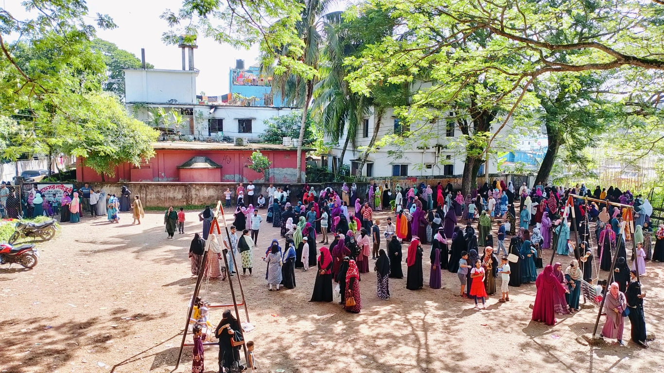 পরীক্ষার্থীদের জন্য অপেক্ষারত অভিভাবকবৃন্দ
