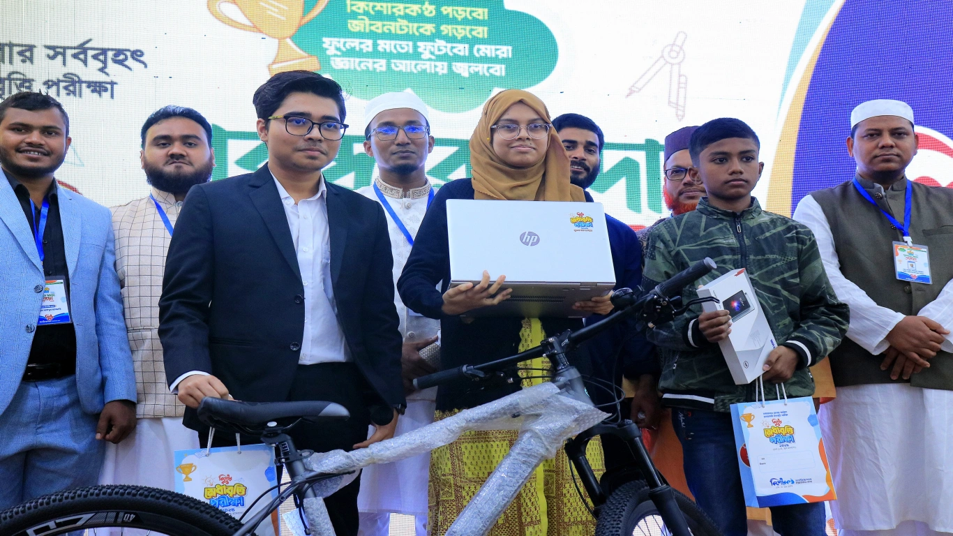 কক্সবাজার জেলার সর্ববৃহৎ বেসরকারি মেধাবৃত্তি পরীক্ষা  কিশোরকণ্ঠ মেধাবৃত্তি পরীক্ষা ২০২৫ এর পুরস্কার প্রদান অনুষ্ঠানে ল্যাপটপ, বাইসাইকেল ও ট্যাব বিজয়ীরা।