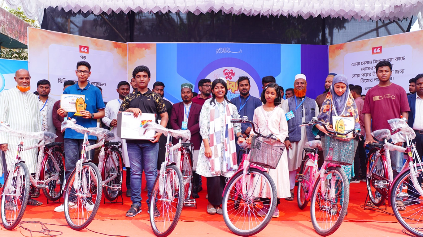 পঞ্চগড় জেলার সর্ববৃহৎ বেসরকারি মেধাবৃত্তি পরীক্ষা কিশোরকণ্ঠ মেধাবৃত্তি পরীক্ষা ২০২৫-এর পুরস্কার বিতরণ অনুষ্ঠানে ল্যাপটপ ও বাইসাইকেল বিজয়ীদের একাংশ।