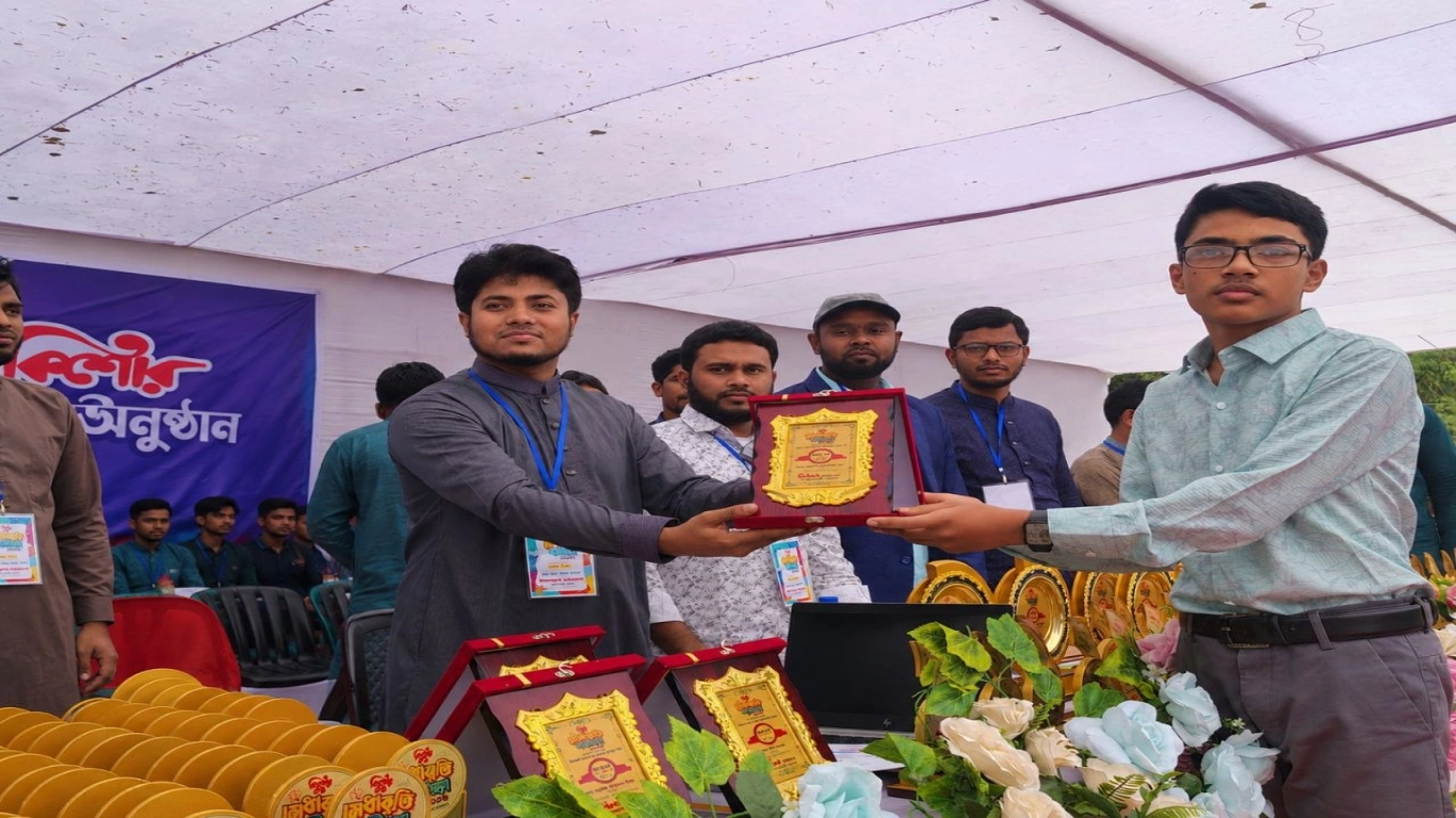 সর্বোচ্চ নম্বর প্রাপ্ত শিক্ষার্থীকে ল্যাপটপ ও ক্রেস্ট প্রদান